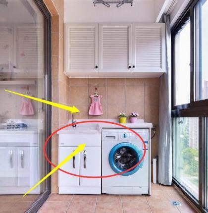 阳台别|阳台别''空置''了,在一面打造柜子,实用性又高还美观省钱