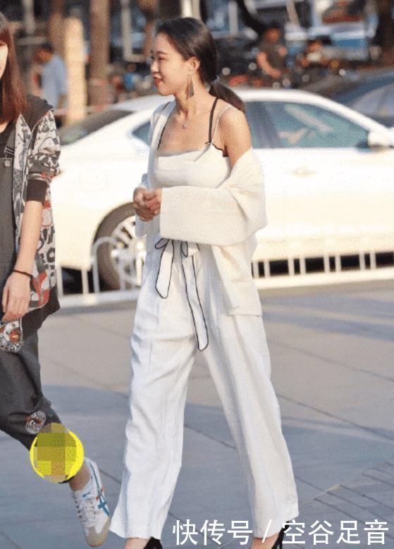 小姐姐一身职业套装亮相，吸引了众多男同事的目光