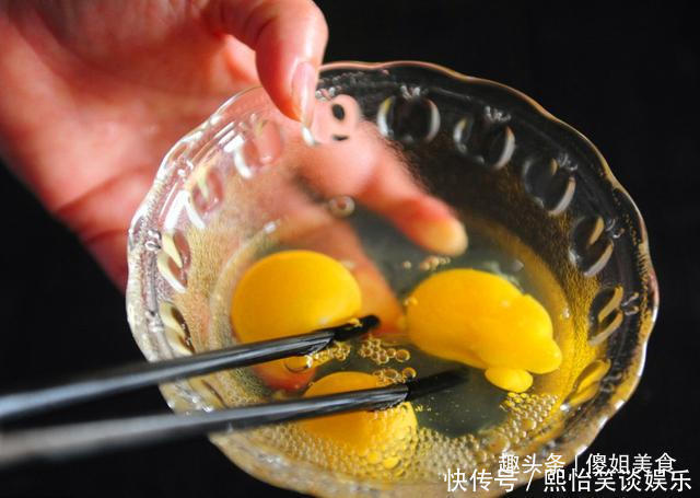 滑嫩|蒸鸡蛋羹时,最忌直接上锅蒸,厨娘教你2招,像果冻般Q弹又滑嫩