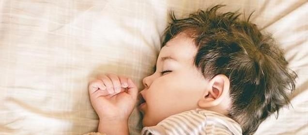 分房|宝宝的睡姿暗示了不同的性格, 如果是最后一种, 父母就要留心了