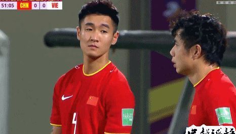 国足|有分歧!蒿俊闵场边现罕见1幕:一度与国足教练郑斌激烈争论!
