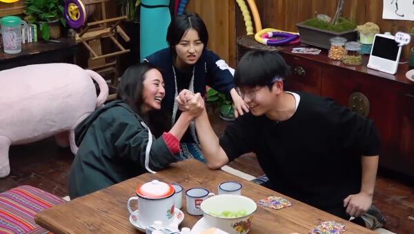 彭昱畅想把吃剩下的甜品倒给张子枫,张子枫的反应却让人意外