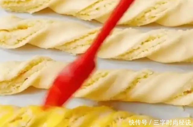 教你做奶香浓郁的奶香椰蓉棒,清香可口,比面包店的好吃!