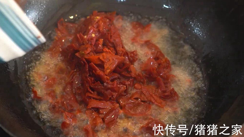 喜欢吃拌面吗？试试新疆辣皮子拌面，筋道爽滑攒劲得很