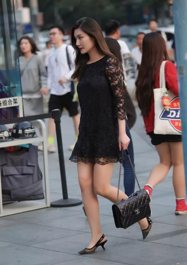 长发披肩|长发披肩的小姐姐,衣装搭配看起来很有高级,非常完美