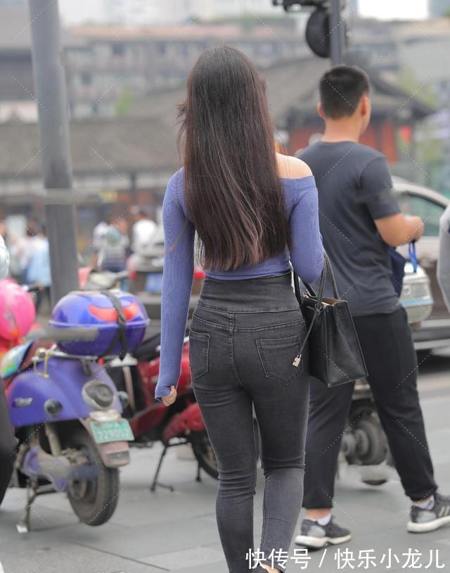 身材比例 牛仔黑色打底裤搭配蓝色上衣,显瘦显高,看起来时尚又可爱