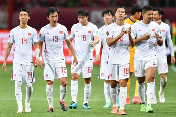李铁|李铁除了怼球迷、带货,还做了2个错误决定,毁掉国足两核心中场