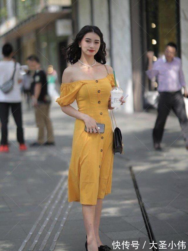 连体裤|美女街拍:美女脚上搭配一字带的防水台高跟鞋,走起路来有着女神般的姿态