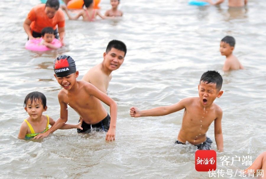 现场直击！海口市民游客假日海滩花式“洗龙水”|组图 | 记者