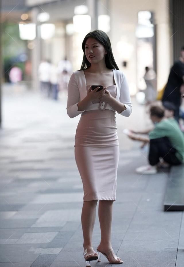 粉色裹身裙搭配白色外套干净又减龄,30岁少妇穿出20岁的“清纯”气质
