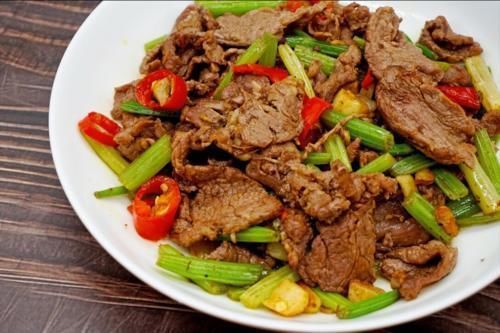 炒牛肉,不要放盐和淀粉腌制,多放2种东西,牛肉又香又滑嫩