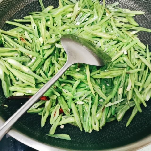 炒豆角丝，香喷喷的超级下饭