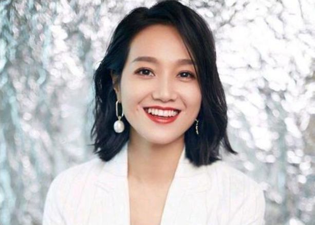 女主持人忘穿打底衣,导演只能切镜头,孰料张国立坚持1小时不敢转头