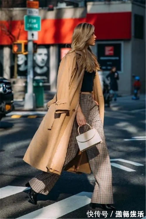 大衣 什么才是中年女人该有的穿搭？大衣＋阔腿裤＋靴子，优雅时髦又减龄