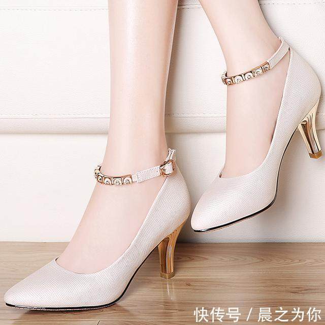 丝袜 上脚超性感小清新的搭配,魅力丝袜跟高跟鞋的相遇