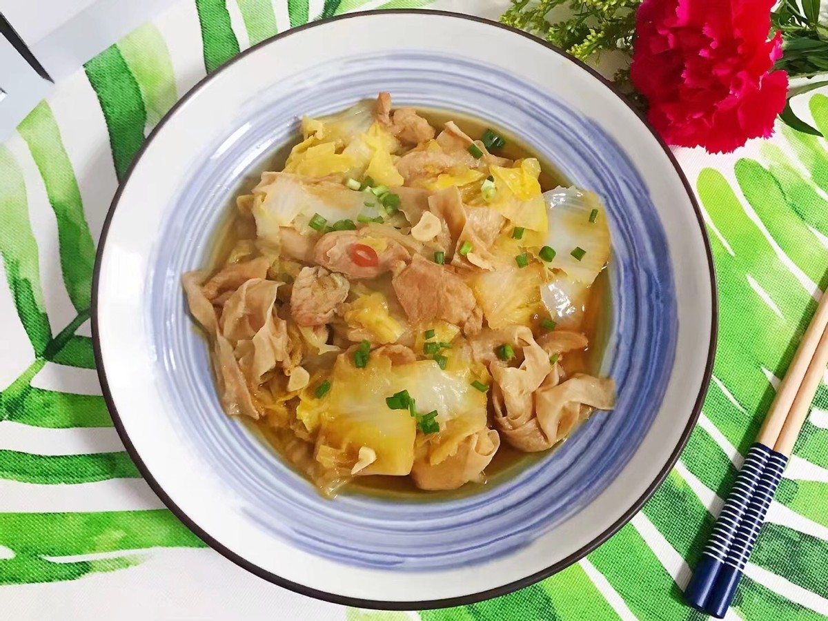 东北人都爱吃的一道菜，白菜腐皮炖五花肉，鲜美下饭真好吃