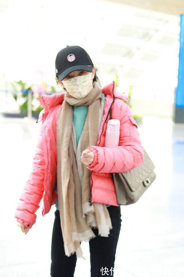 时髦|中年女人不想有“阿姨味”,羽绒服颜色要“5穿5不穿”,时髦减龄