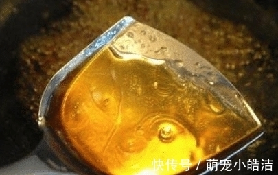 炒糖色时,应该放油还是放水?很多人都做错 ,难怪肉发苦发焦!