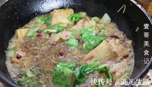 豆腐块|白菜别再直接炒了，加1块豆腐，比吃肉还过瘾，上桌连汤汁都不剩