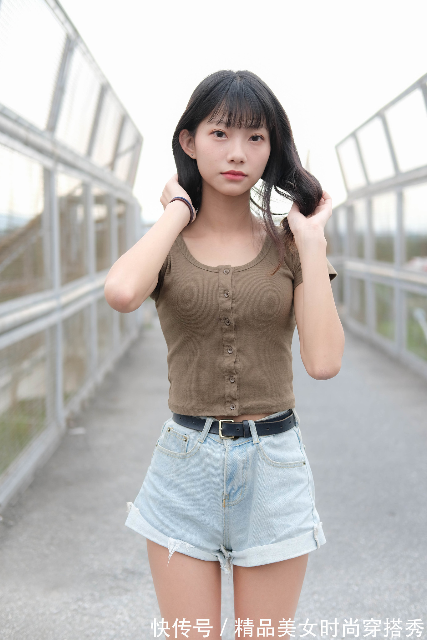 搭配|水洗白的牛仔裤上身搭配一件短袖针织小衫，夏日里穿着清爽舒适