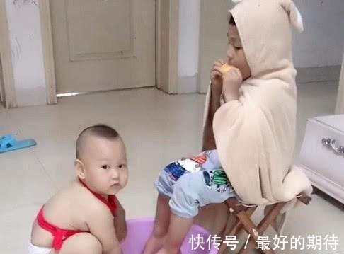 二宝|“红肚兜宝宝”伺候哥哥洗脚走红,这大概是全网混得最差的二胎了