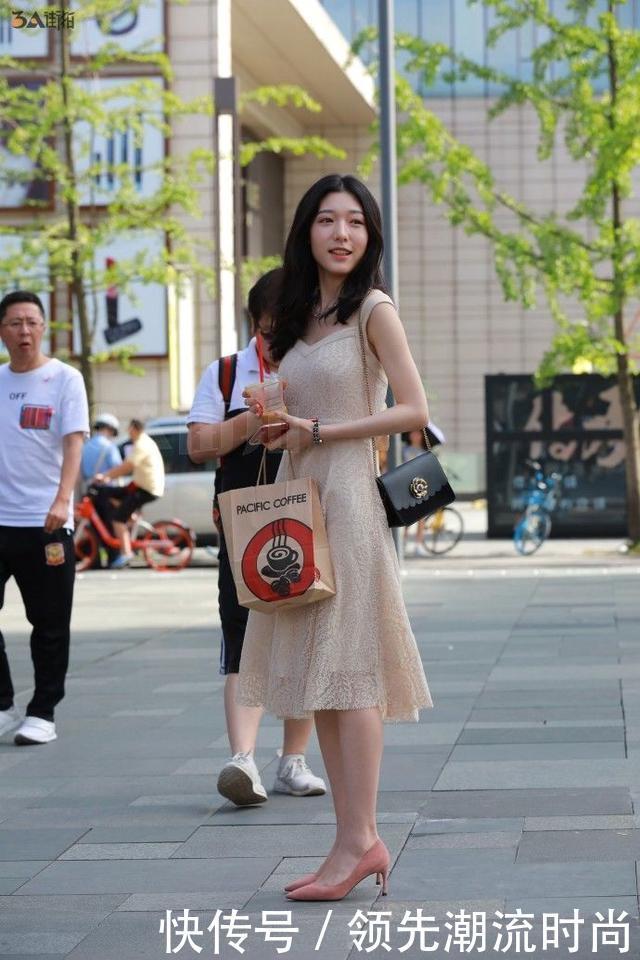 吊带紧身连衣裙,展示性感好身材,时尚潮流有魅力