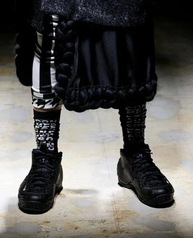 经典的Nike喷泡也能玩出新花样，这双CDG联名能否引发喷泡变革？