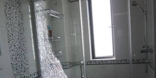 关爱|16岁男孩洗澡,妈妈执意要看,儿子怒踹玻璃割断脚筋