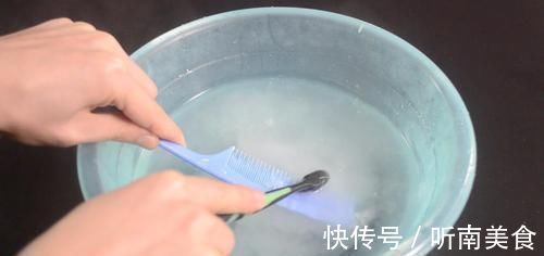 把牙膏涂抹在梳子上太实用了,我也是今天刚知道,看完尽快提醒家人