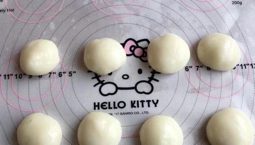 今天又做了甜品,免烤箱免打发,冰冰凉凉的,比奶油蛋糕还好吃