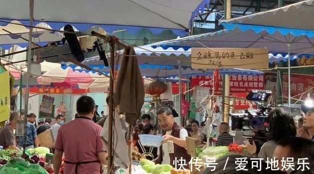 拍戏|偶遇张国立在菜市场拍戏,助理帮忙撑伞,网友:这次没有封路了