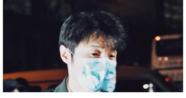 李荣浩太接地气了，坐面包车去参加央视春晚彩排，毫无大明星架子