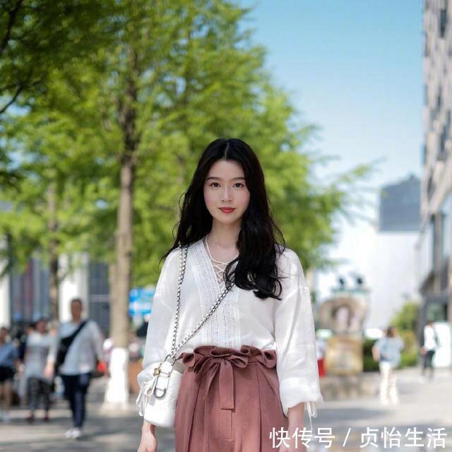 时尚|路人街拍，无袖短衫搭配牛仔裤，展现了优雅气质