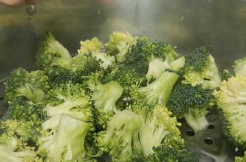 炒西蓝花，焯水后直接下锅炒是大忌！学会这招，脆爽可口还入味
