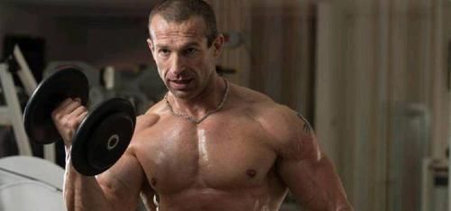 肱三头肌|天天坚持做100个俯卧撑的男人,一段时间后,身体有哪些变化呢