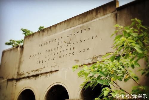 武汉最可怜的景点，烂尾14年成荒地，却因一张照片爆红