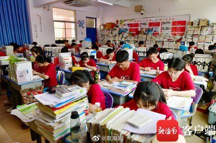 复习|复习资料堆得比人高！高考倒计时6天 实拍高三学生备考