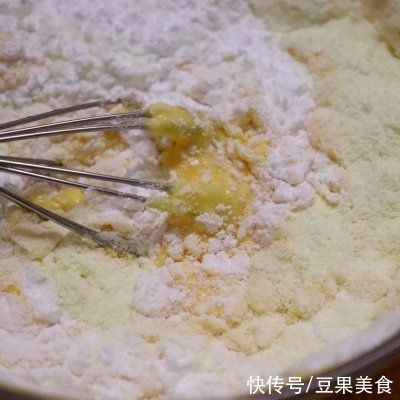 家常菜|#巨下饭的家常菜#巧克力冰皮月饼：乳香四溢的奶黄馅儿