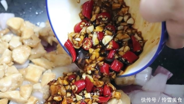 洋葱和鸡肉搭配这样做,特别开胃下饭,吃过一次的人还想吃第二次