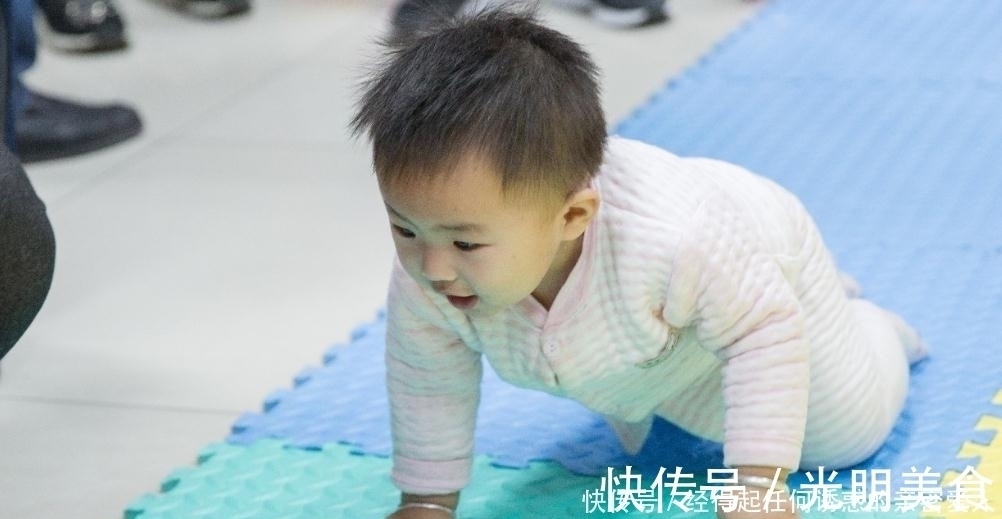 手膝|“不爬就走”的宝宝比“先爬再走”的更聪明?专家:正好相反