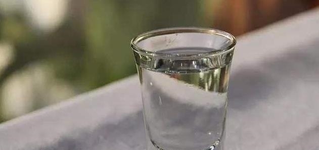 矿泉水|喝白酒,为何要准备一瓶矿泉水,明白这个原因,你也是老酒鬼了