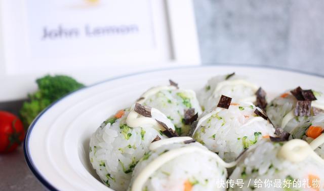 西兰花里|小清新饭团,米饭加西兰花,包沙拉馅,一口一个超满足