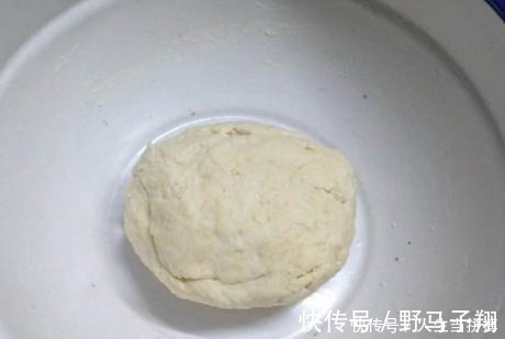 做手擀面时，别只会加盐，用上1招，劲道爽滑，煮久了也不易断