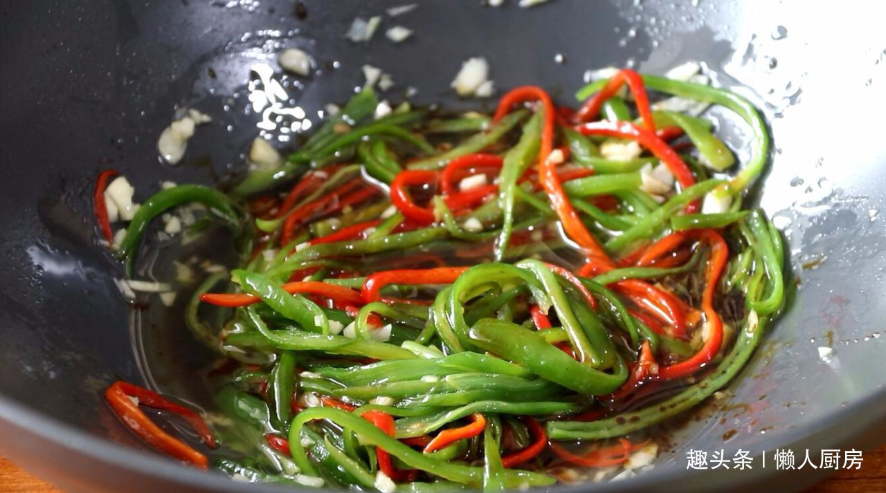 方便面别只会泡着吃，配上烧椒凉拌着吃，劲道爽滑，酸辣开胃