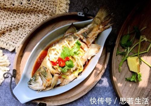 要点|做清蒸鲈鱼，学会“2不用3要点”，鱼肉更鲜嫩，不老柴不腥气