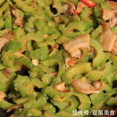成就|#一勺葱伴侣，成就招牌美味#五花肉炒苦瓜