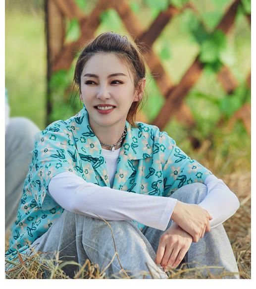 王一博|丁程鑫、王一博無證件，成湖南節目常駐主持，對比之下王源太清醒