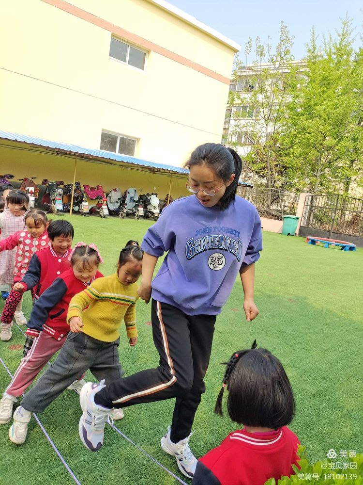 小橡皮筋玩转游戏场 乐天幼儿园举行体育游戏展