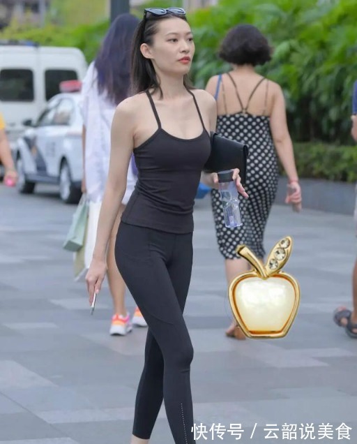 细节感 蜂腰削背的打底裤美女,远观有型近赏有“味”!