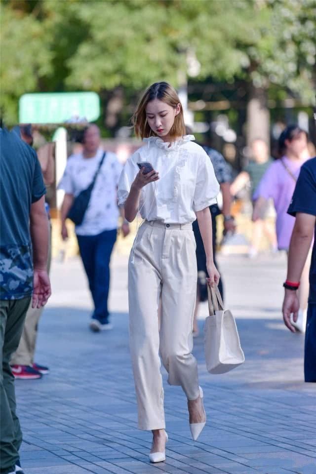 浑身上下充满着青春时尚美，展现出来时尚秀气的视觉形象